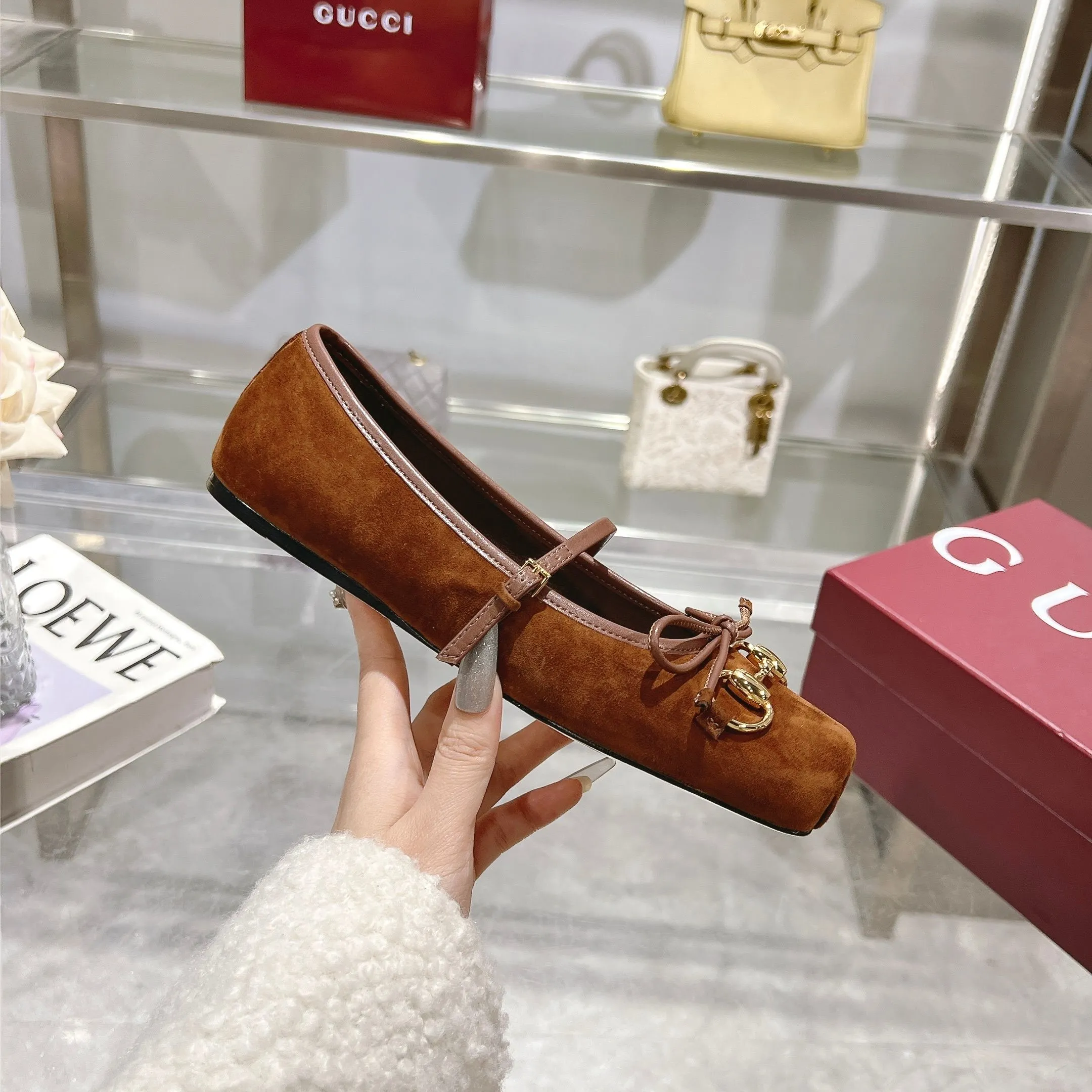👟👟Ex-factory price 560👟👟 Gucci Horsebit series women's ballet flats. This iconic horsebit ballet flats features a square toe design and elegant bow details, paying tribute to the traditional ballet shoe style. This piece is crafted from Gucci ankh leather and embellished with a light gold-tone horsebit buckle. A 'sacchetto' construction with a soft, padded insole provides a great fit. ✅Size: 35-42 (customized for 40-42) ✅Sole material: Imported Italian genuine leather sole ✅Packaging: Brand new red box packaging